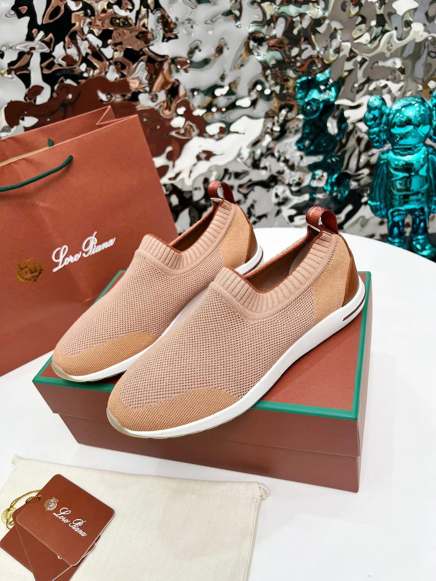 👟👟Ex-factory price 440👟👟 Men’s size +10 🧨🧨🧨Loropiana’s new board is online! This product is made of imported nylon velvet and developed from original boards. It is light, comfortable and breathable, and is suitable for all seasons. Size: 35-41, (Note: 35 and 41 are not returnable or exchangeable),